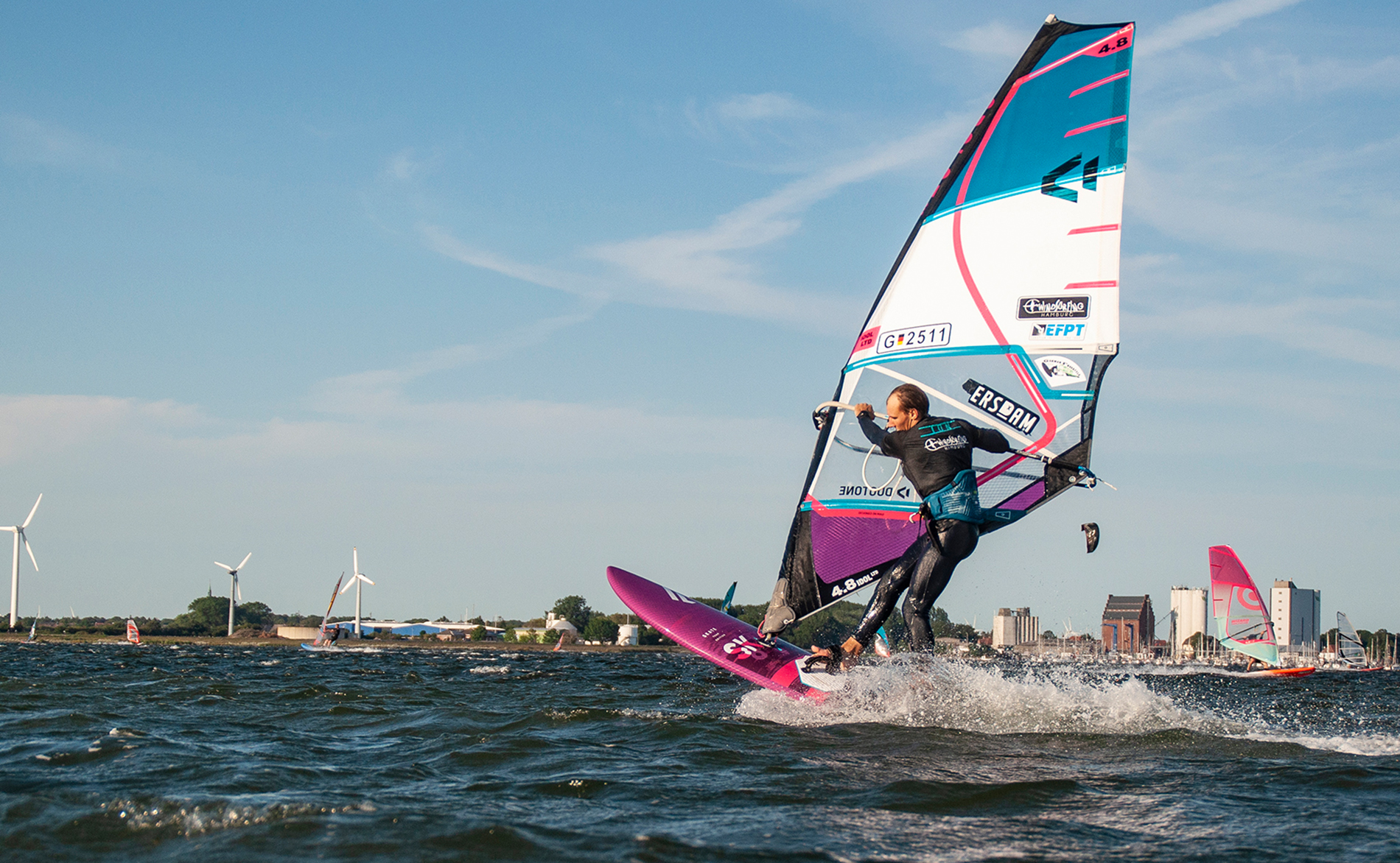 Windsurfen Freestyler Bastian Grimm in Wulfen auf Fehmarn, Ansatz zum Ponch