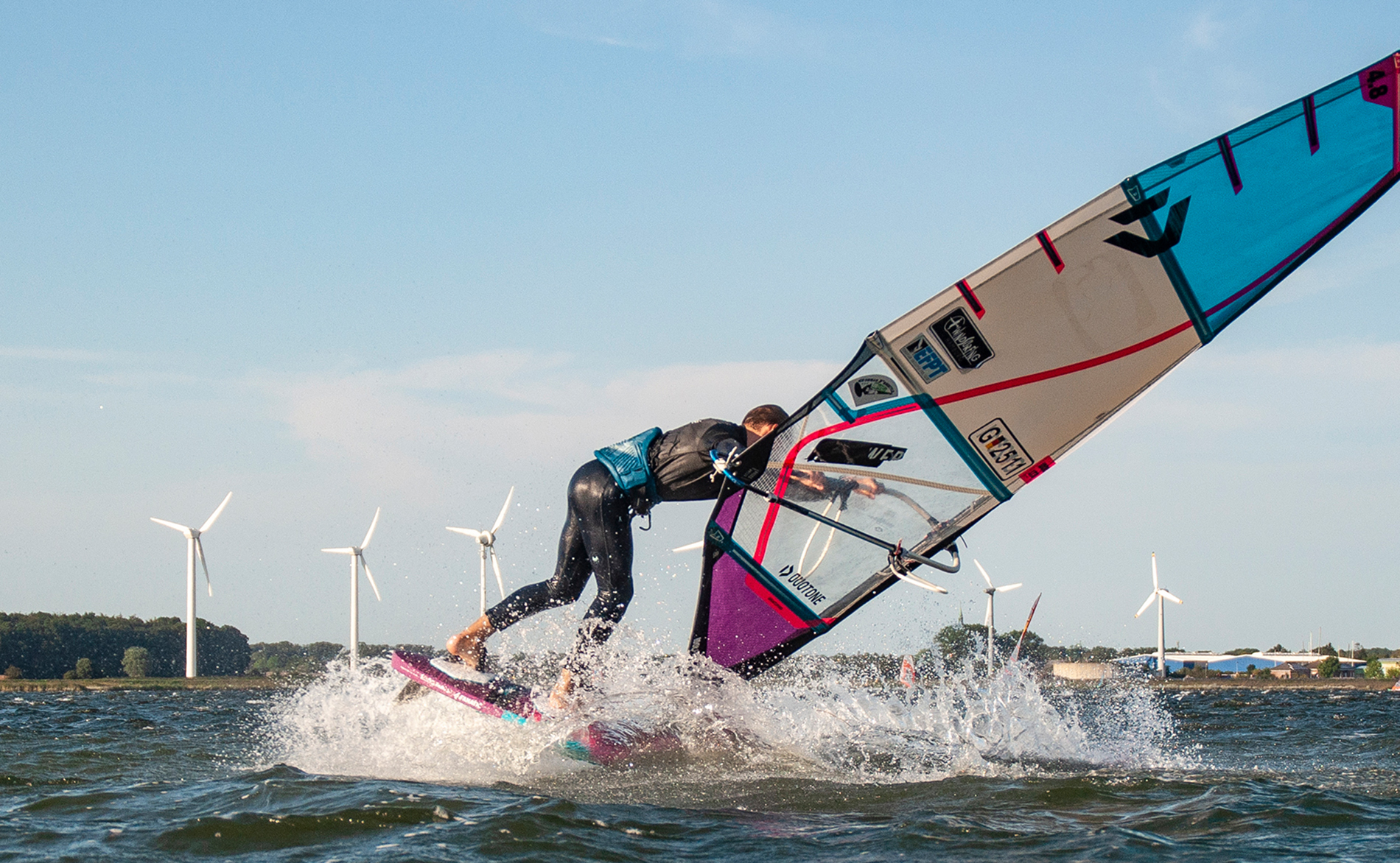 Windsurfen Freestyler Bastian Grimm in Wulfen auf Fehmarn-backside sliding beim Flaka