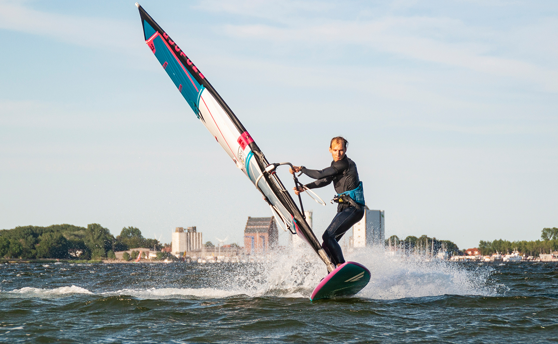 Windsurfen Freestyler Bastian Grimm in Wulfen auf Fehmarn-kurz vorm shaka