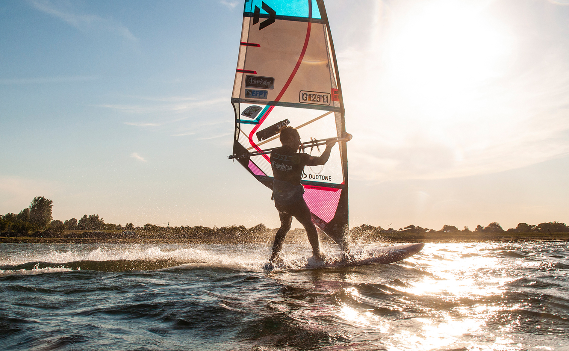 windsurfen Bastian Grimm auf Fehmarn surft in den Sonnenuntergang
