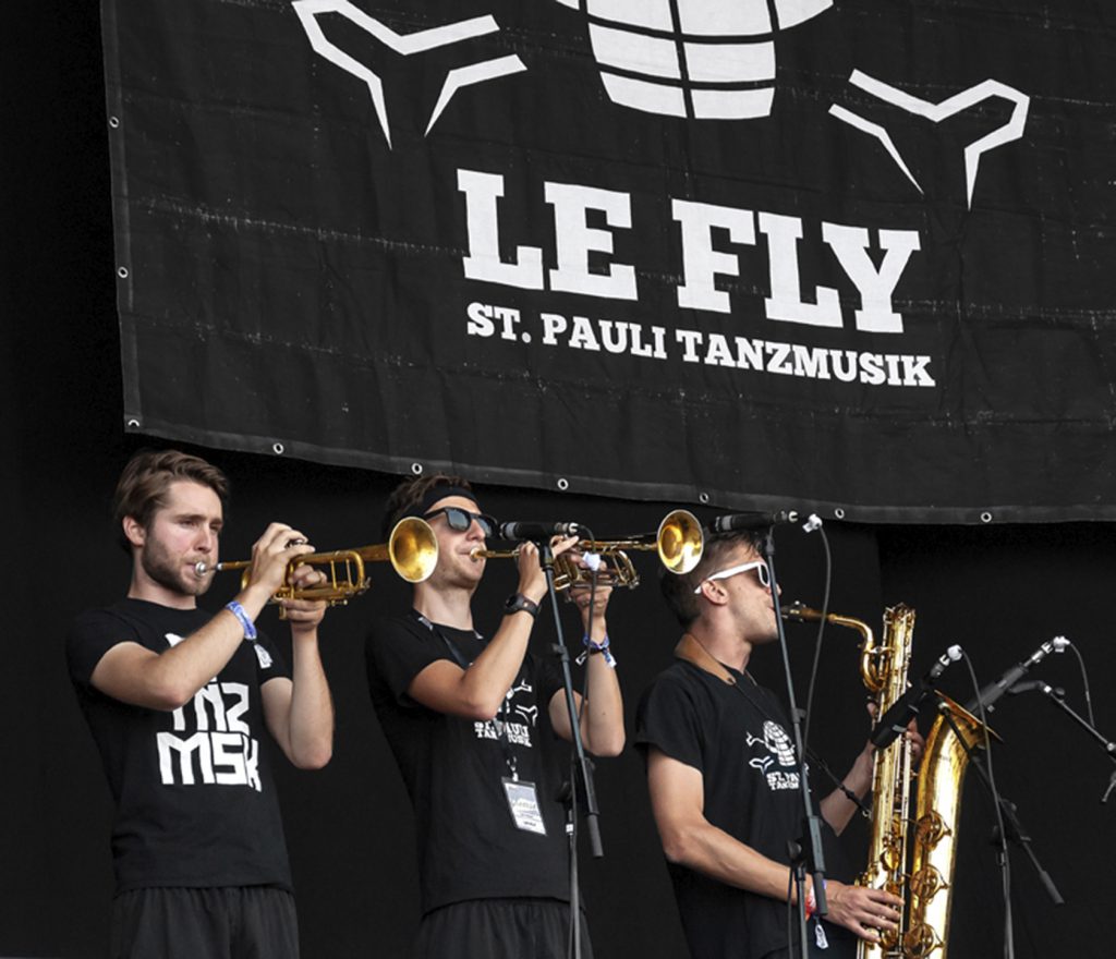 Fotoreportage Deichbrandfestival 2018 Festival Rockband Le Fly, die Bläser beim Solo