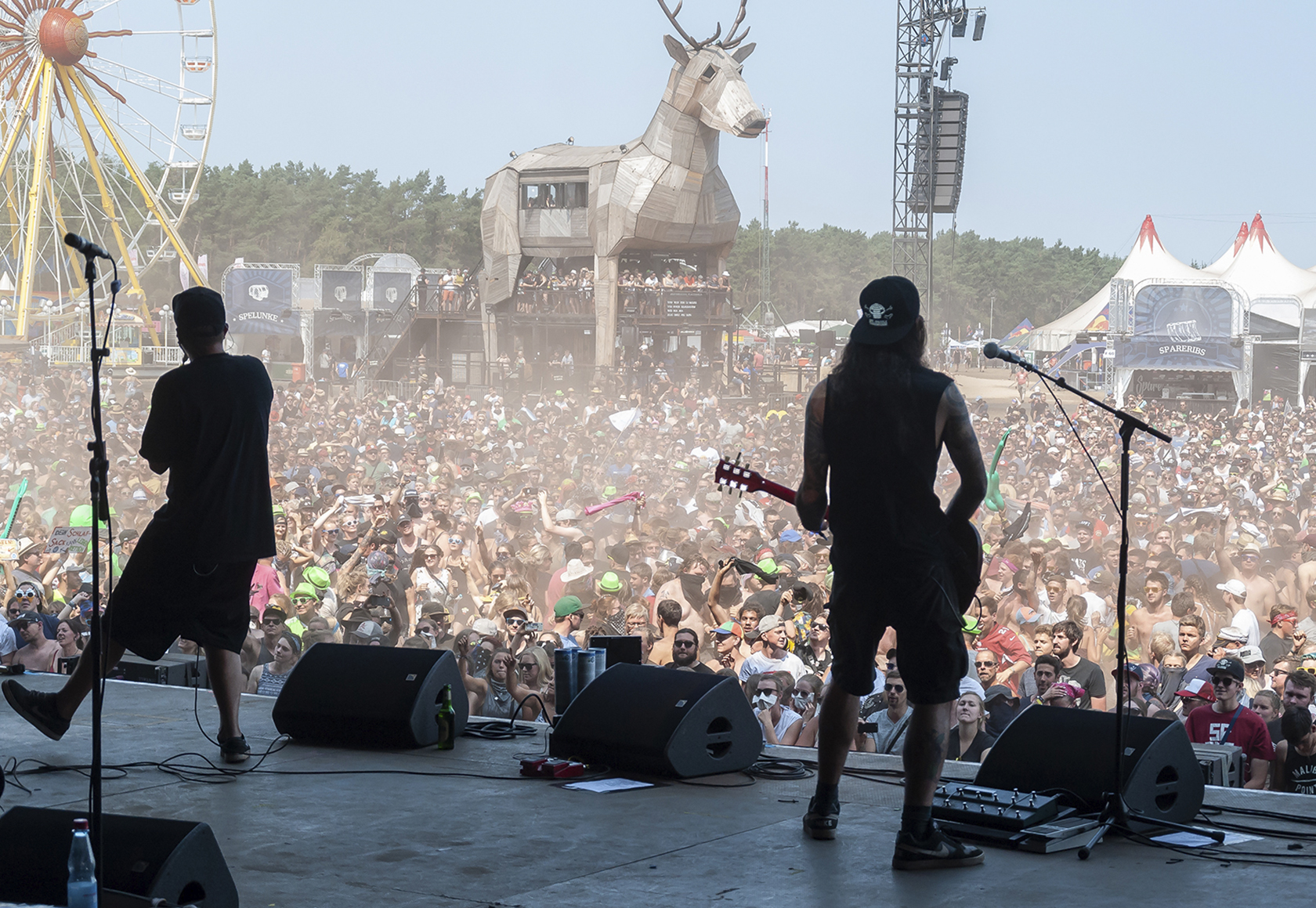 Fotoreportage Deichbrandfestival 2018 Festival Rockband Le Fly Konzert von der Bühne über die Fans
