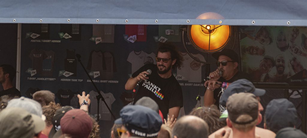 Fotoreportage Deichbrandfestival 2018 Festival Rockband Le Fly, Konzert am Merchandising