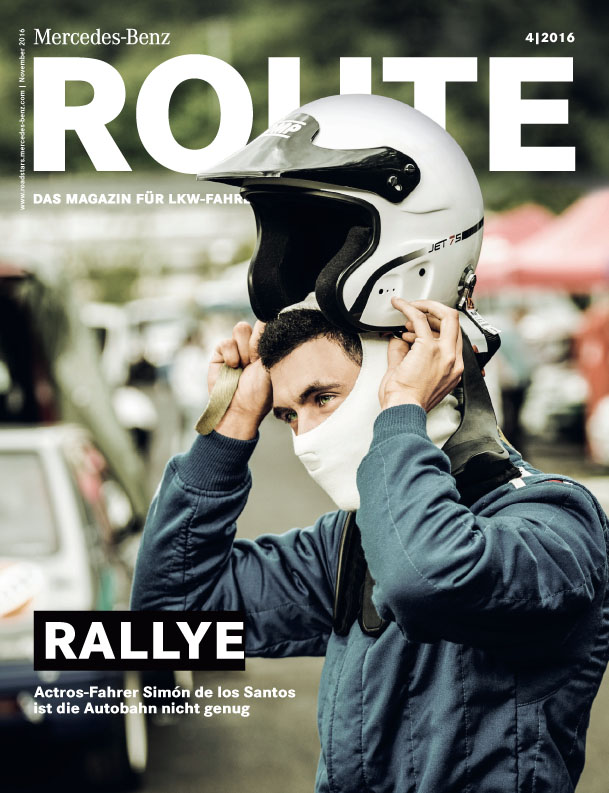 Rallyefahrer setzt seinen Helm auf- Titelcover der Ausgabe  4-2016