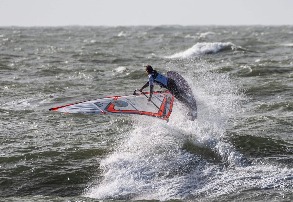 Windsurf World Cup Sylt 2022, Steffi Wahl springt Shaka at Brandenburger Strand